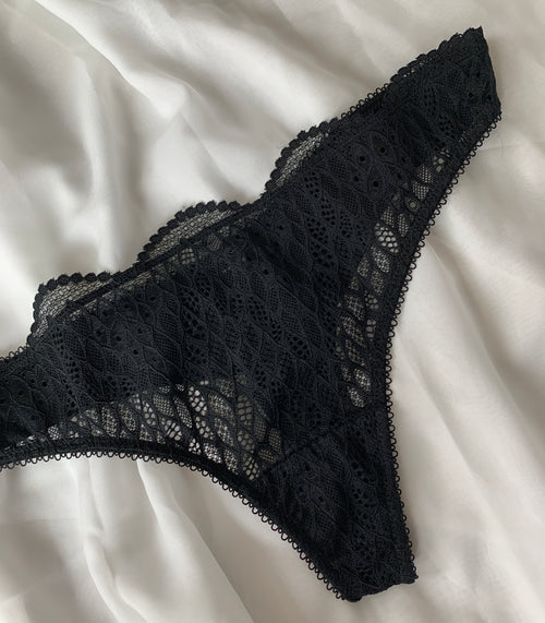 files/Underclub-_Chandra_Lace_and_Seamless_Thong-_Black-_Flat_Lay-_002_2c516eb8-875c-4160-8298-b14c3c2d5348.jpg